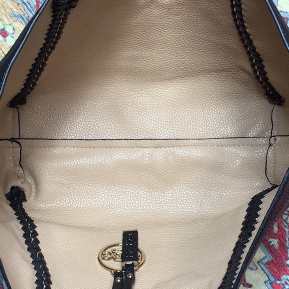 ⚜️BCBG Paris ‘Blackstone’ Faux Leather Gold Chain Detail Tote Bag - Picture 4 of 10